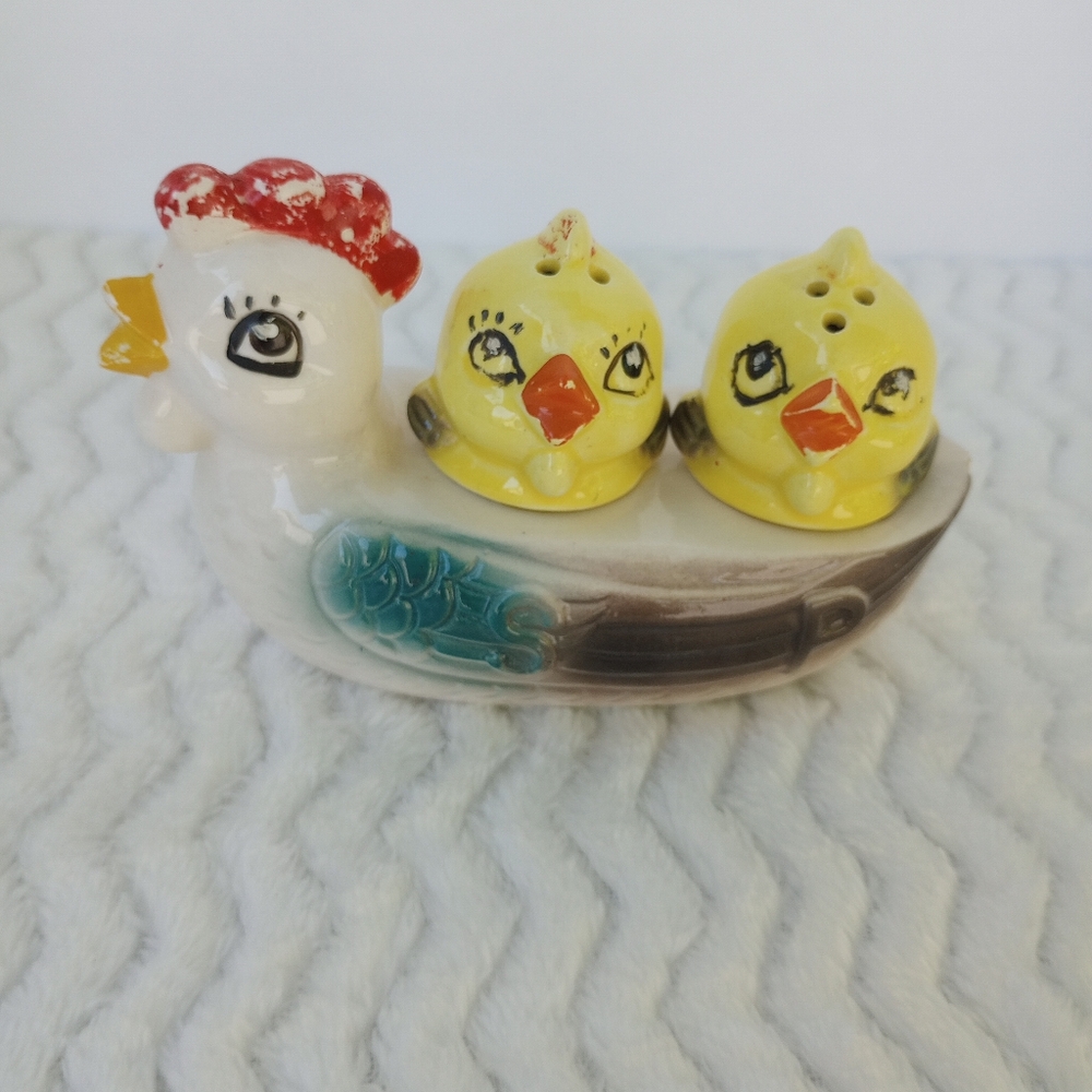 Vintage salt and pepper shakers chicks chicken hen Japan farmhouse kitchen